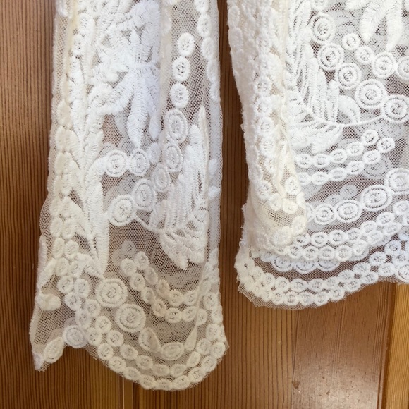 Mesh and crotchet designed stitch top - Picture 4 of 5